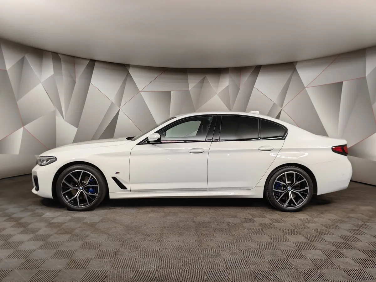BMW 5 серия 530d xDrive Steptronic (249 л.с.) Base (Локальная сборка) Белый в АВИЛОН. Слайд №5