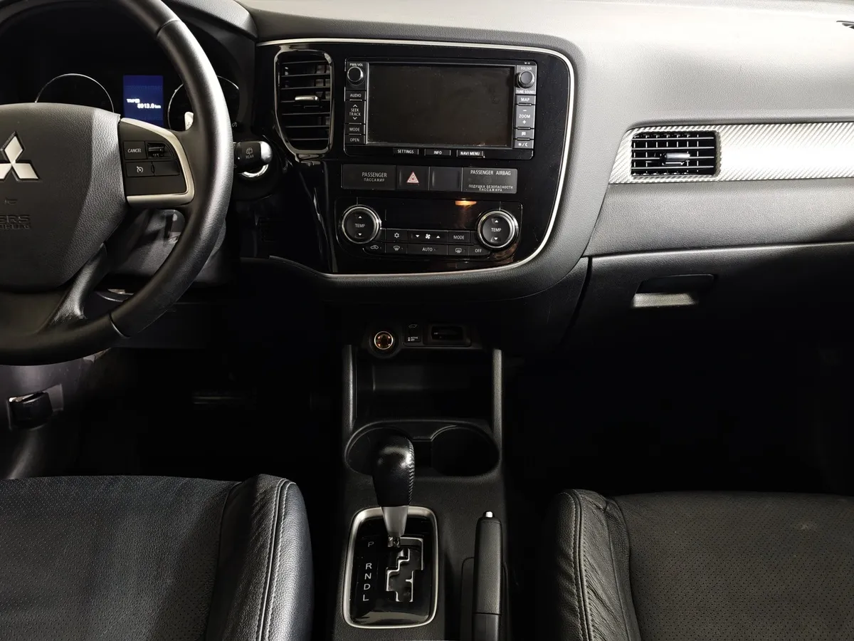 Mitsubishi Outlander 2.4 MIVEC CVT 4WD (167 л.с.) Ultimate Plus Белый в АВИЛОН. Слайд №15