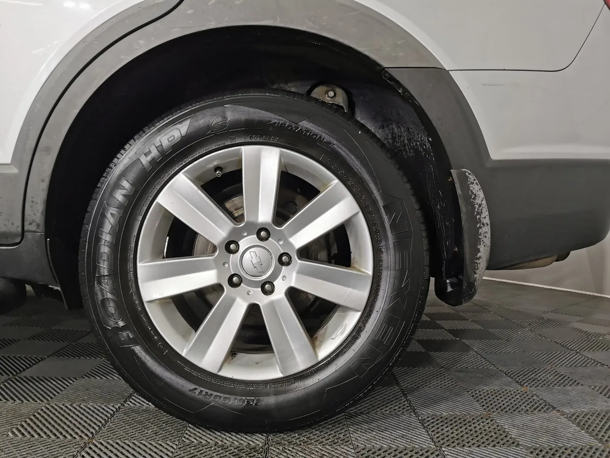 Chevrolet Captiva 2.4 AT (5 мест) (167 л.с.) LT Серебристый в АВИЛОН. Слайд №9