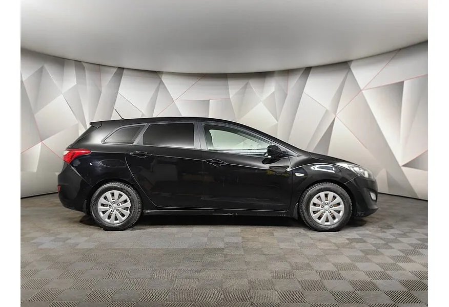 Hyundai i30 1.6 AT (126 л.с.) Черный в АВИЛОН. Слайд №6