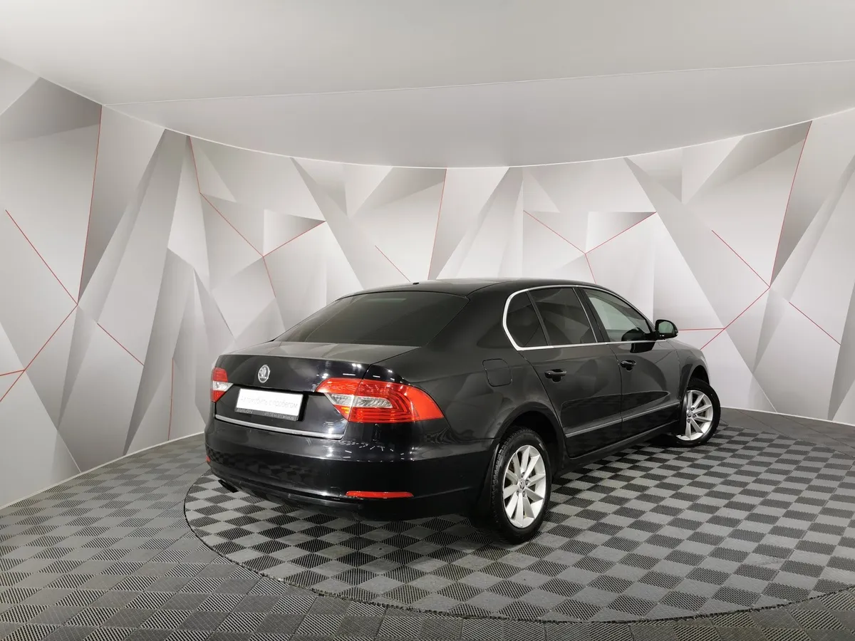 Skoda Superb 2.0 TDI DSG (140 л.с.) Черный в АВИЛОН. Слайд №2