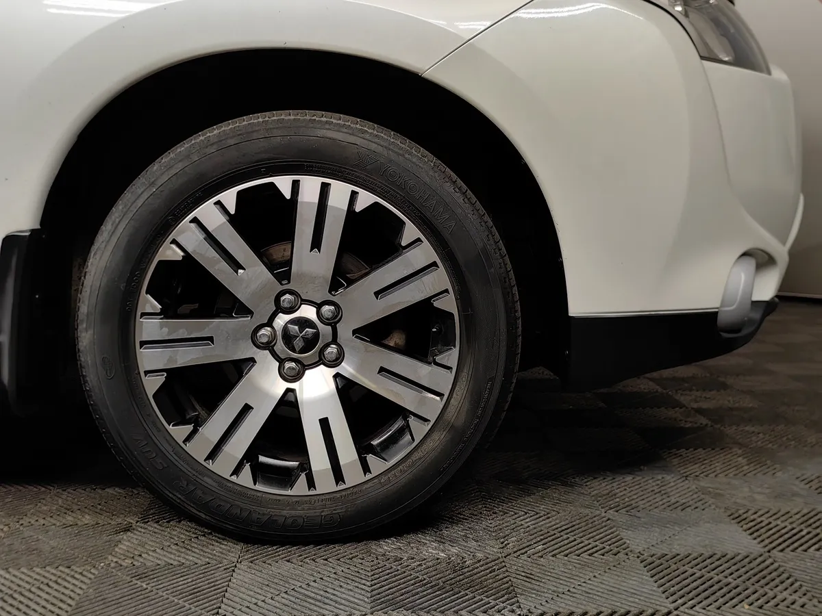 Mitsubishi Outlander 3.0 AT 4WD (230 л.с.) Белый в АВИЛОН. Слайд №9