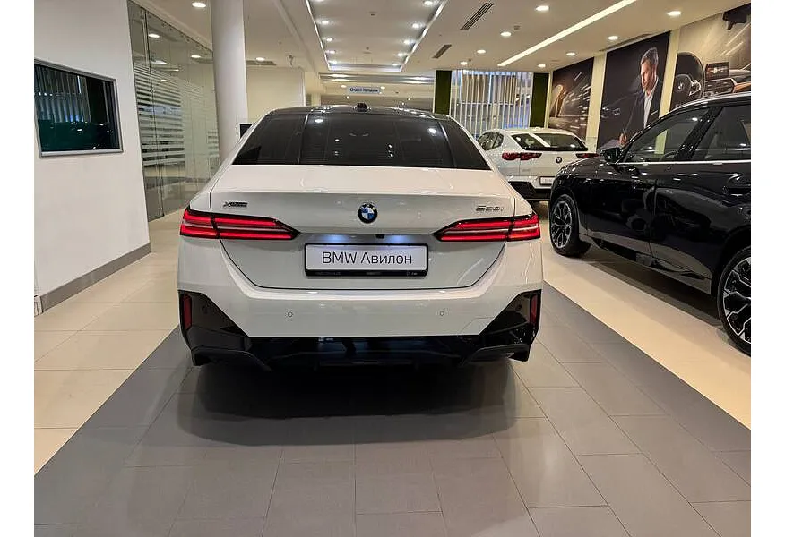 BMW 5 серия 530i xDrive AT (252 л.с.) Белый в АВИЛОН. Слайд №4
