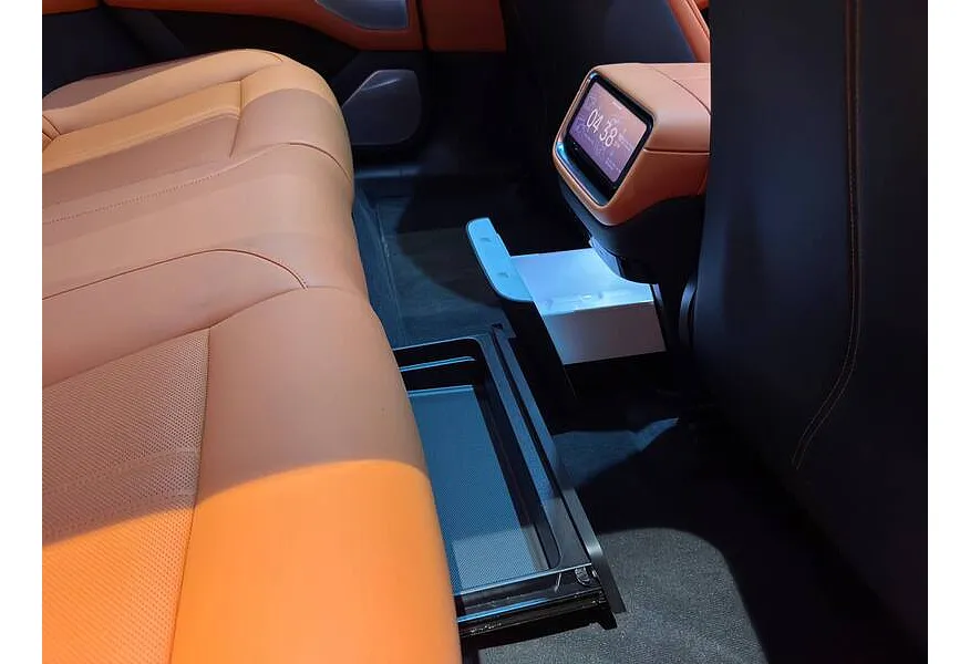 Xiaomi YU7 AT 4WD (690 л.с.) MAX Серый в АВИЛОН. Слайд №16