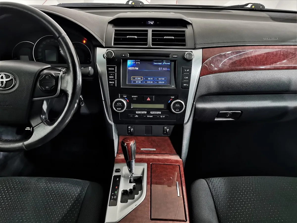 Toyota Camry 2.5 AT (181 л.с.) Классик Черный в АВИЛОН. Слайд №14