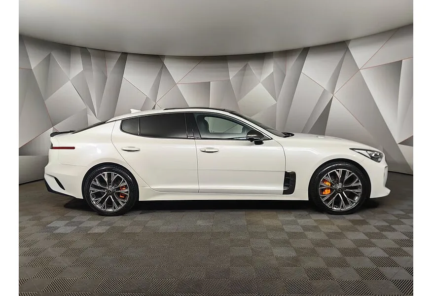 Kia Stinger 2.0 AT AWD (247 л.с.) GT Line Белый в АВИЛОН. Слайд №4