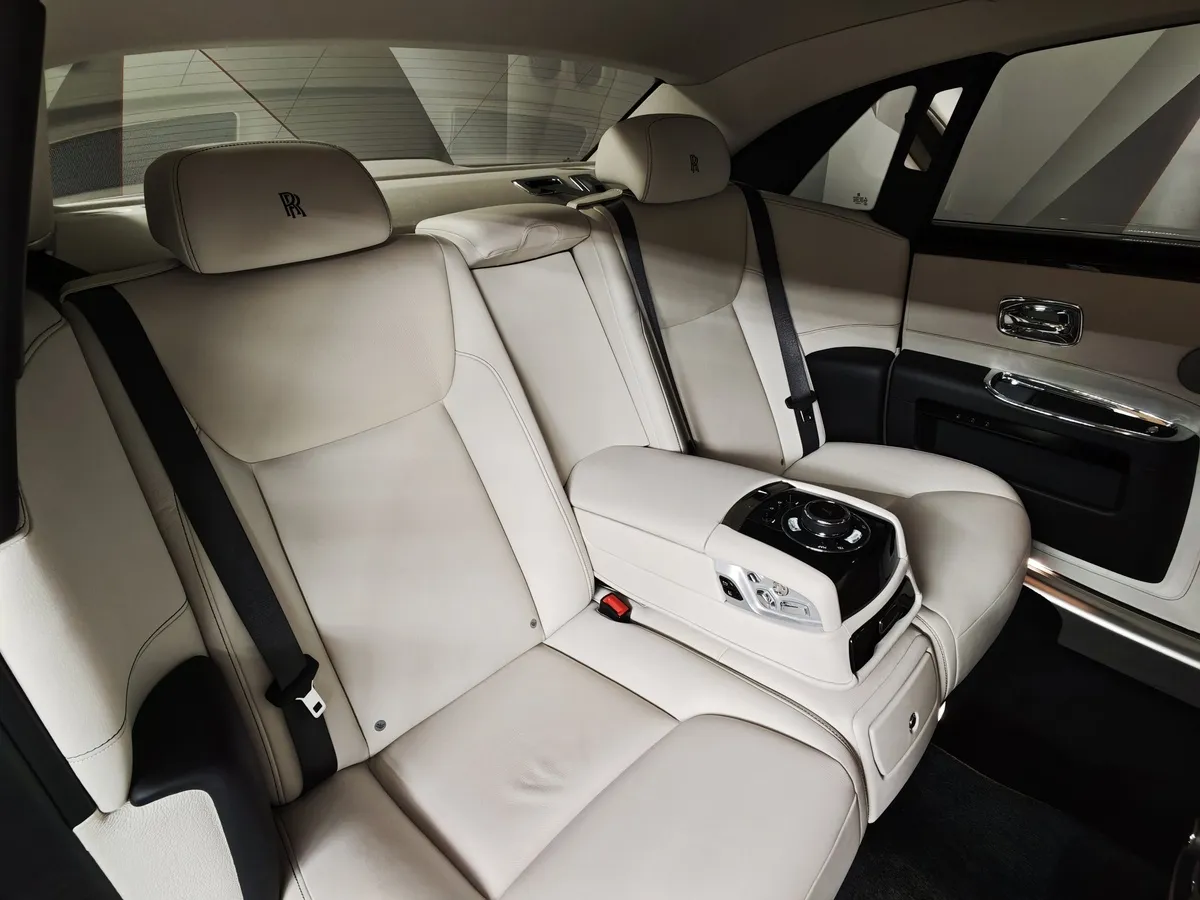 Rolls-Royce Ghost 6.6 AT (570 л.с.) Individual Серый в АВИЛОН. Слайд №17