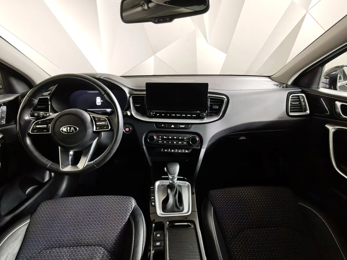 Kia Ceed 1.4 T-GDI AMT (140 л.с.) Comfort Черный в АВИЛОН. Слайд №14
