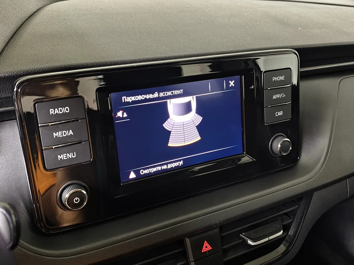 Skoda Rapid 1.6 AT (110 л.с.) Белый в АВИЛОН. Слайд №21