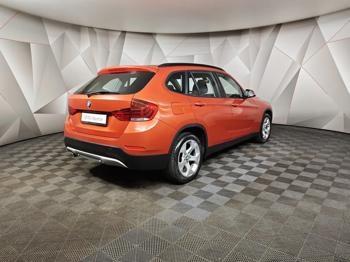 BMW X1 sDrive18i AT (150 л.с.) Базовая. Локальная сборка Оранжевый в АВИЛОН. Слайд №2