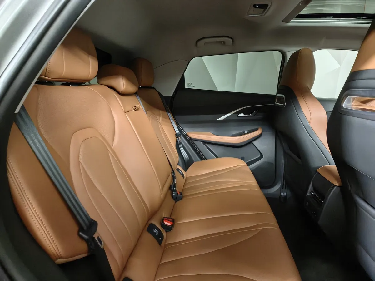 Omoda C5 1.5T CVT (147 л.с.) Ultimate (двухцветный, красные элементы экстерьера) Черный в АВИЛОН. Слайд №16