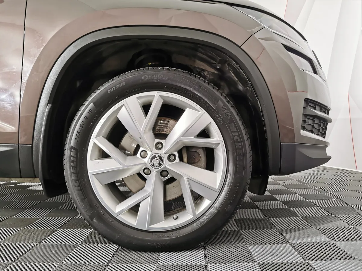 Skoda Kodiaq 2.0 TSI DSG 4X4 (180 л.с.) Коричневый в АВИЛОН. Слайд №9