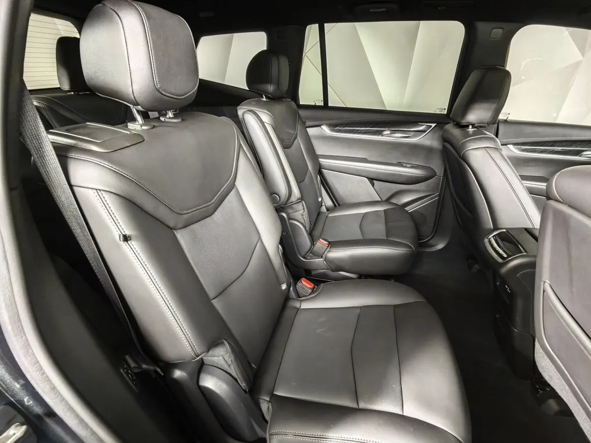 Cadillac XT6 2.0T AT AWD (200 л.с.) Sport Черный в АВИЛОН. Слайд №15