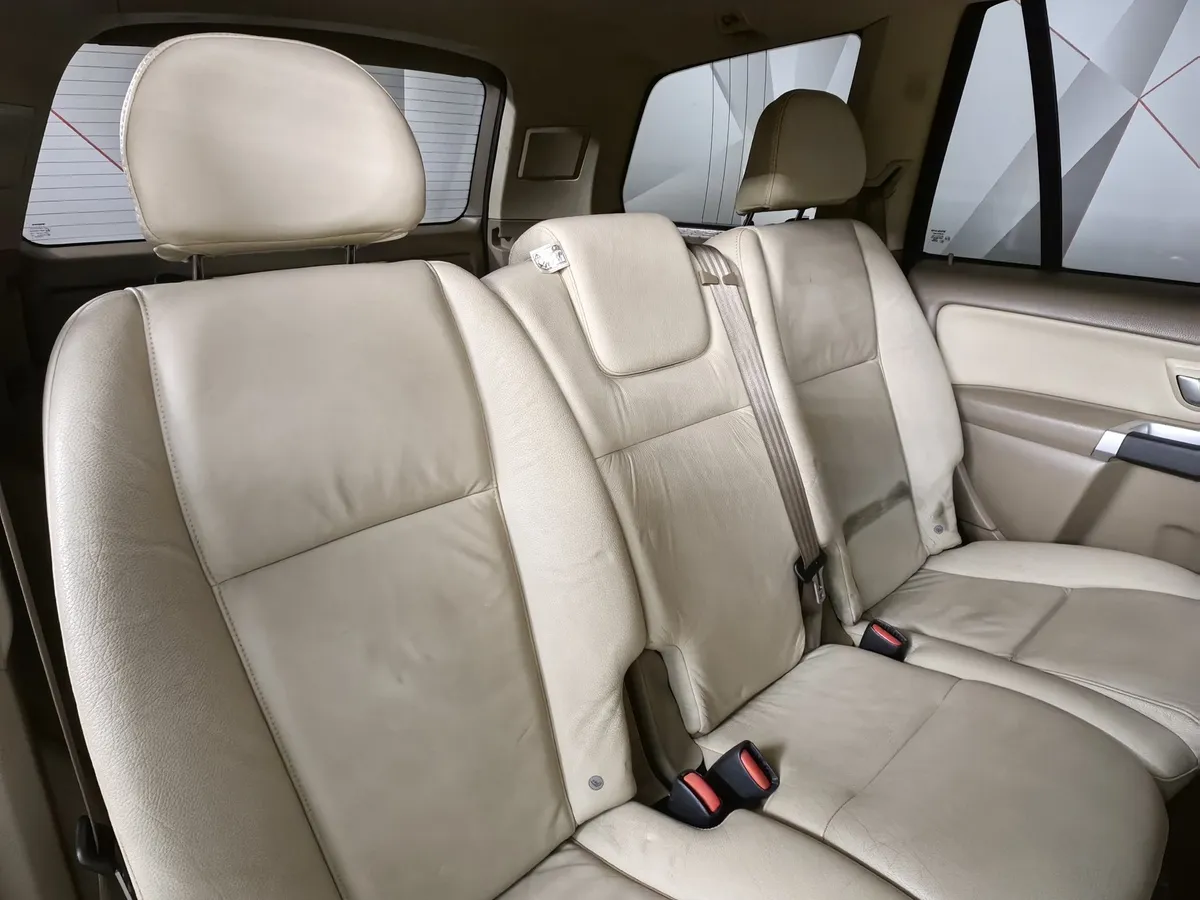 Volvo XC90 2.5 T5 Geartronic AWD (5 мест) (210 л.с.) Белый в АВИЛОН. Слайд №16