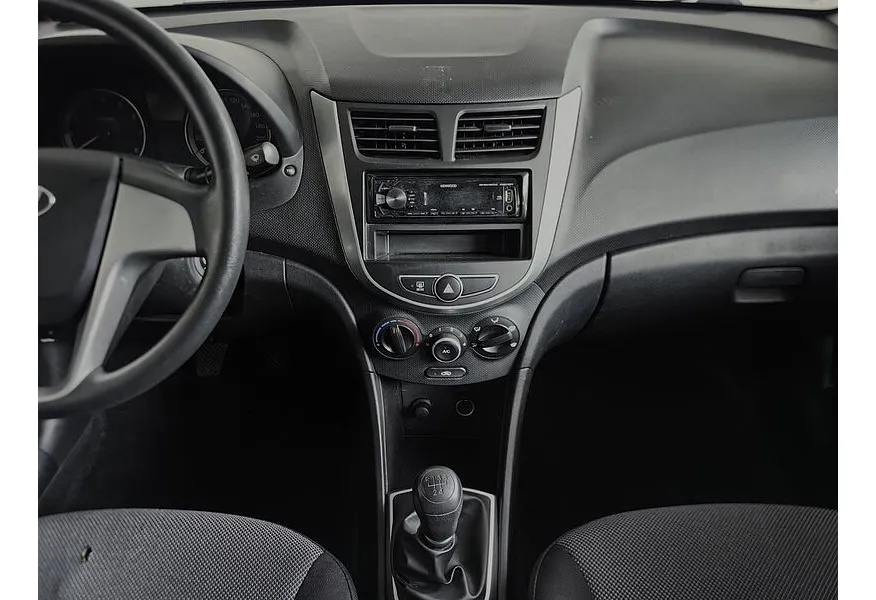 Hyundai Solaris 1.4 MT (107 л.с.) Classic Белый в АВИЛОН. Слайд №14