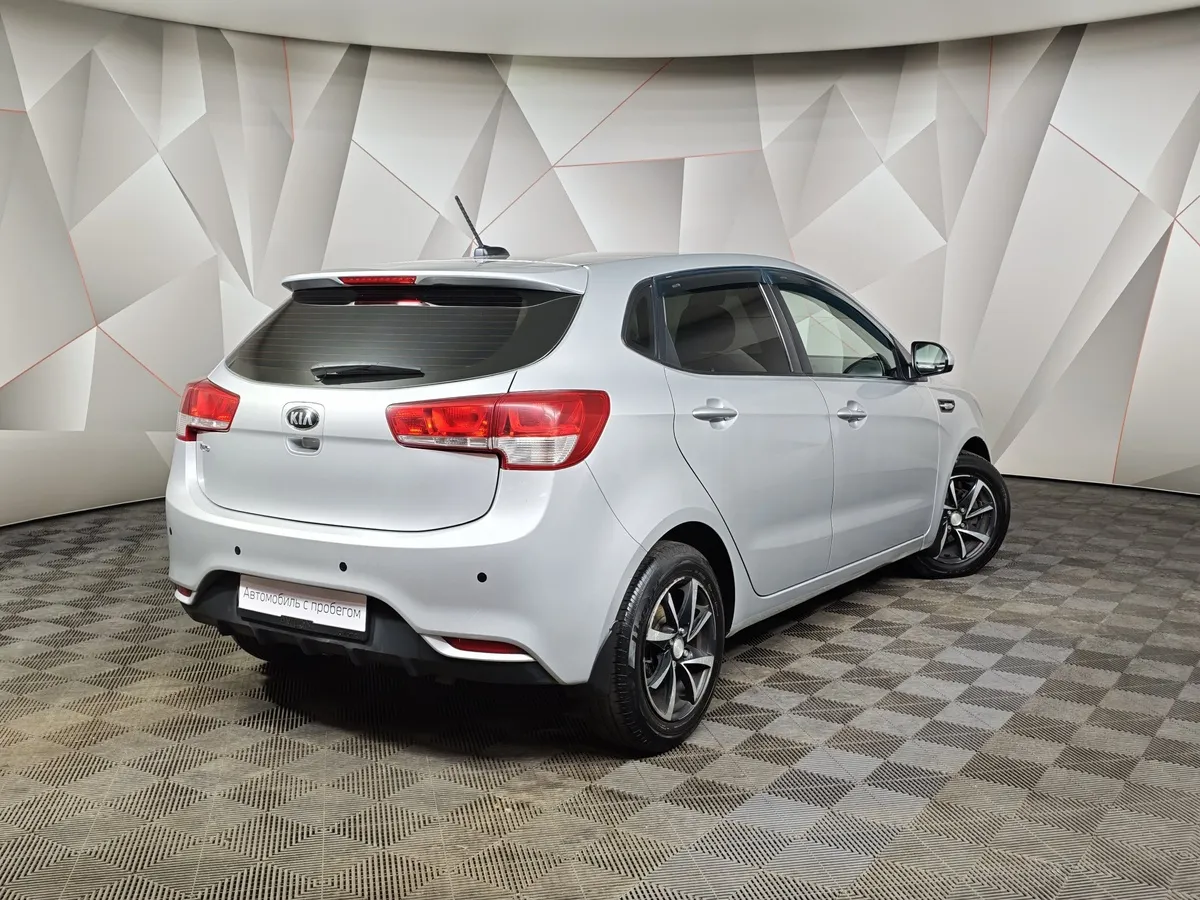 Kia Rio 1.6 AT (123 л.с.) Серебристый в АВИЛОН. Слайд №2