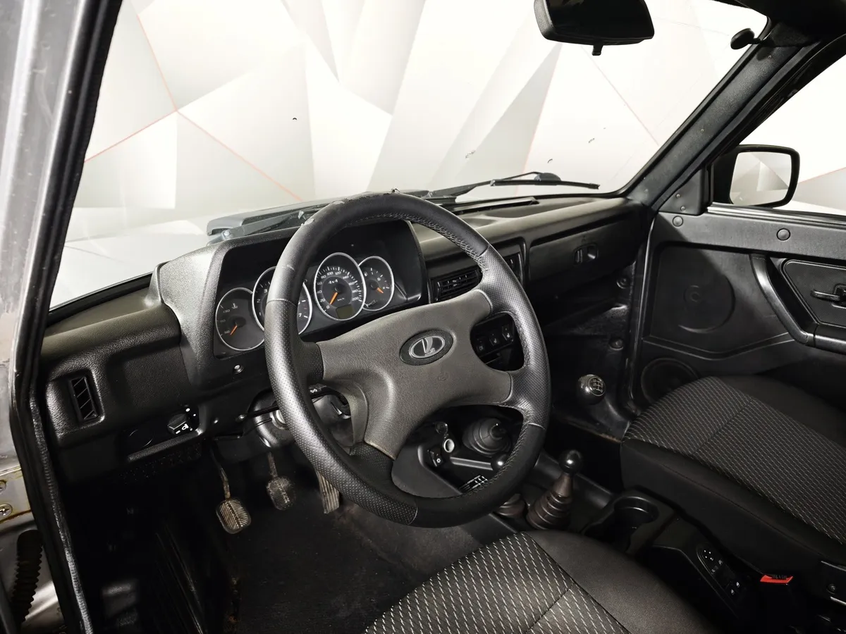 ВАЗ (Lada) 4x4 1.7 MT 8 кл. (83 л.с.) Серебристый в АВИЛОН. Слайд №13