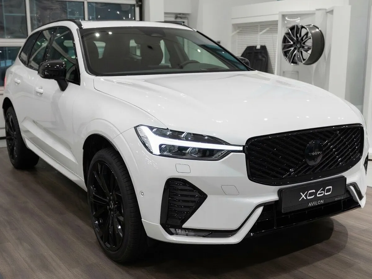 Volvo XC60 2.0 B5 8AT AWD (250 л.с.) Ultra Белый в АВИЛОН. Слайд №2