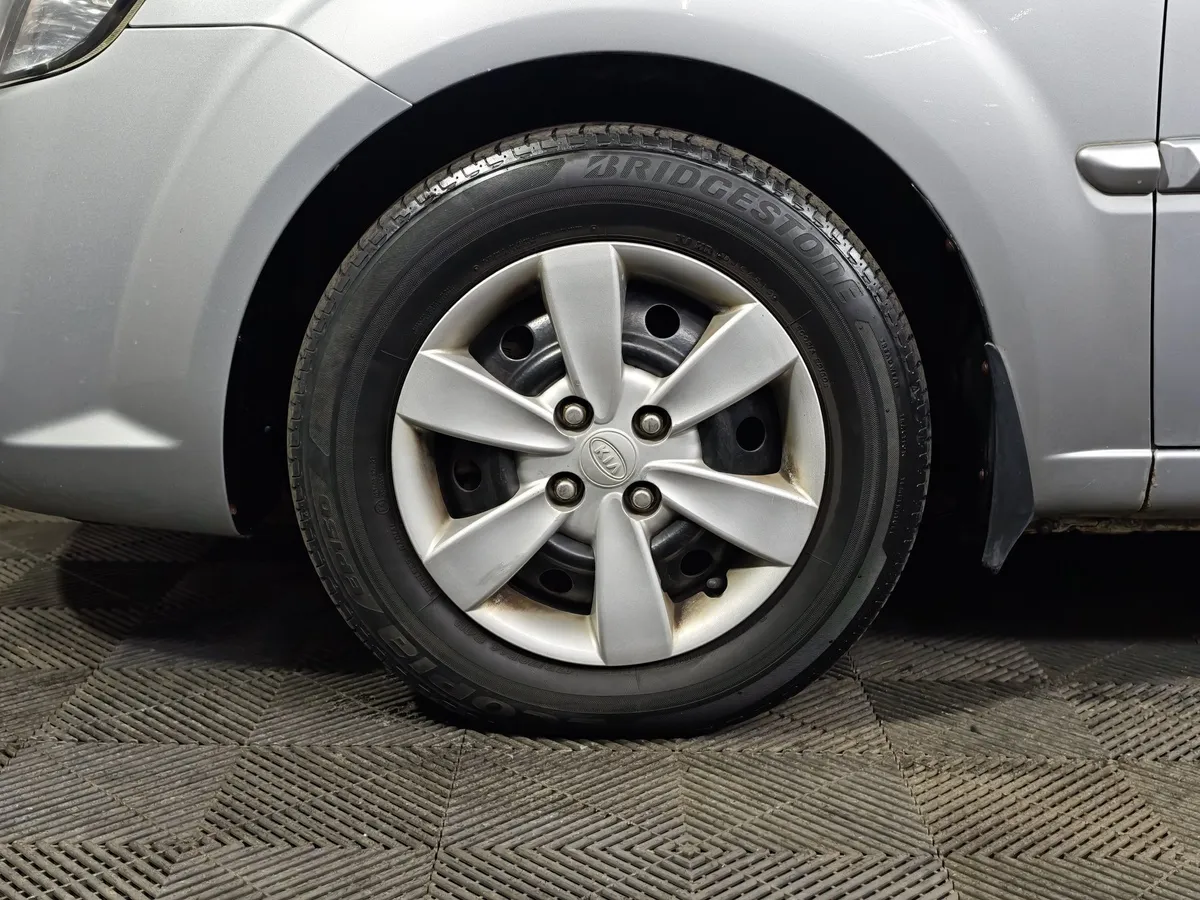 Kia Rio 1.4 AT (97 л.с.) Classic Серый в АВИЛОН. Слайд №9