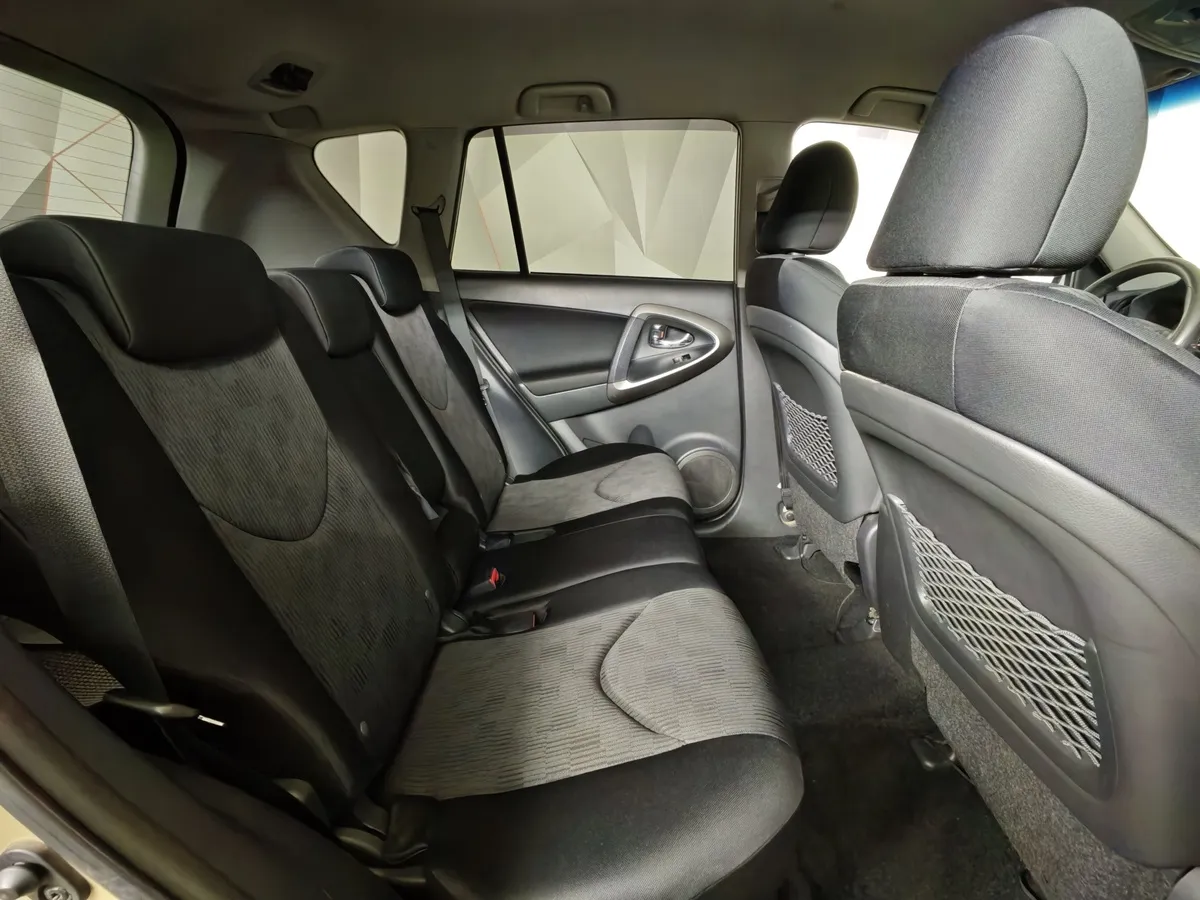 Toyota RAV4 2.0 MT FWD (158 л.с.) Бежевый в АВИЛОН. Слайд №15