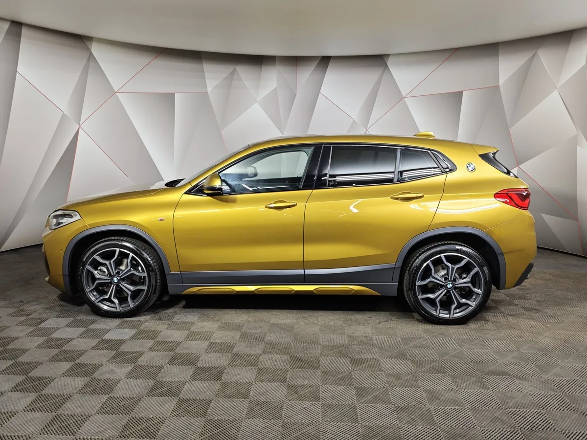 BMW X2 20i xDrive AT (192 л.с.) M Sport Золотой в АВИЛОН. Слайд №5