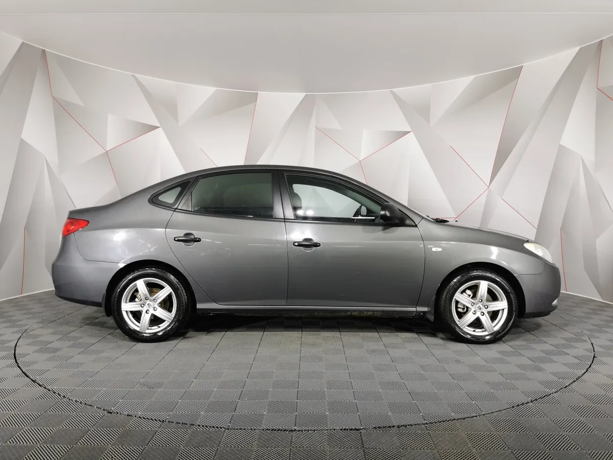 Hyundai Elantra 1.6 MT (105 л.с.) Серый в АВИЛОН. Слайд №6