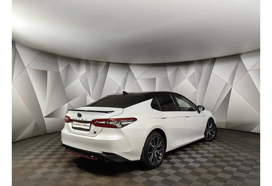 Toyota Camry 2.5 AT (200 л.с.) GR-SPORT Белый в АВИЛОН. Слайд №2
