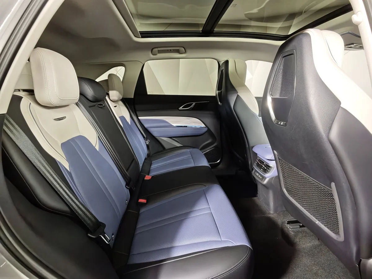 Hongqi HS3 2.0T 8AT 4WD (245 л.с.) Делюкс Серый в АВИЛОН. Слайд №16