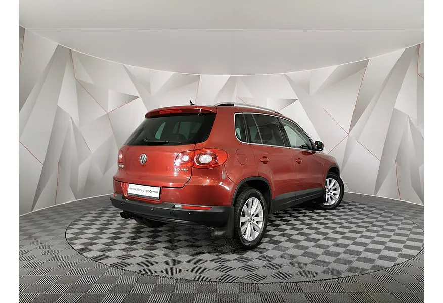 Volkswagen Tiguan 2.0 TSI 4Motion AT (180 л.с.) Sport & Style Красный в АВИЛОН. Слайд №2