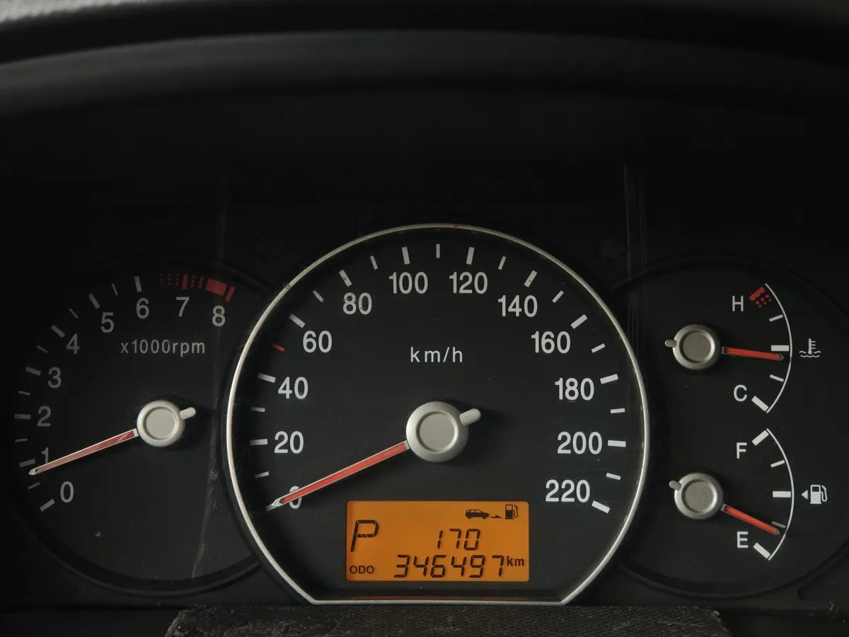 Kia Carens 2.0 AT (145 л.с.) Серый в АВИЛОН. Слайд №18