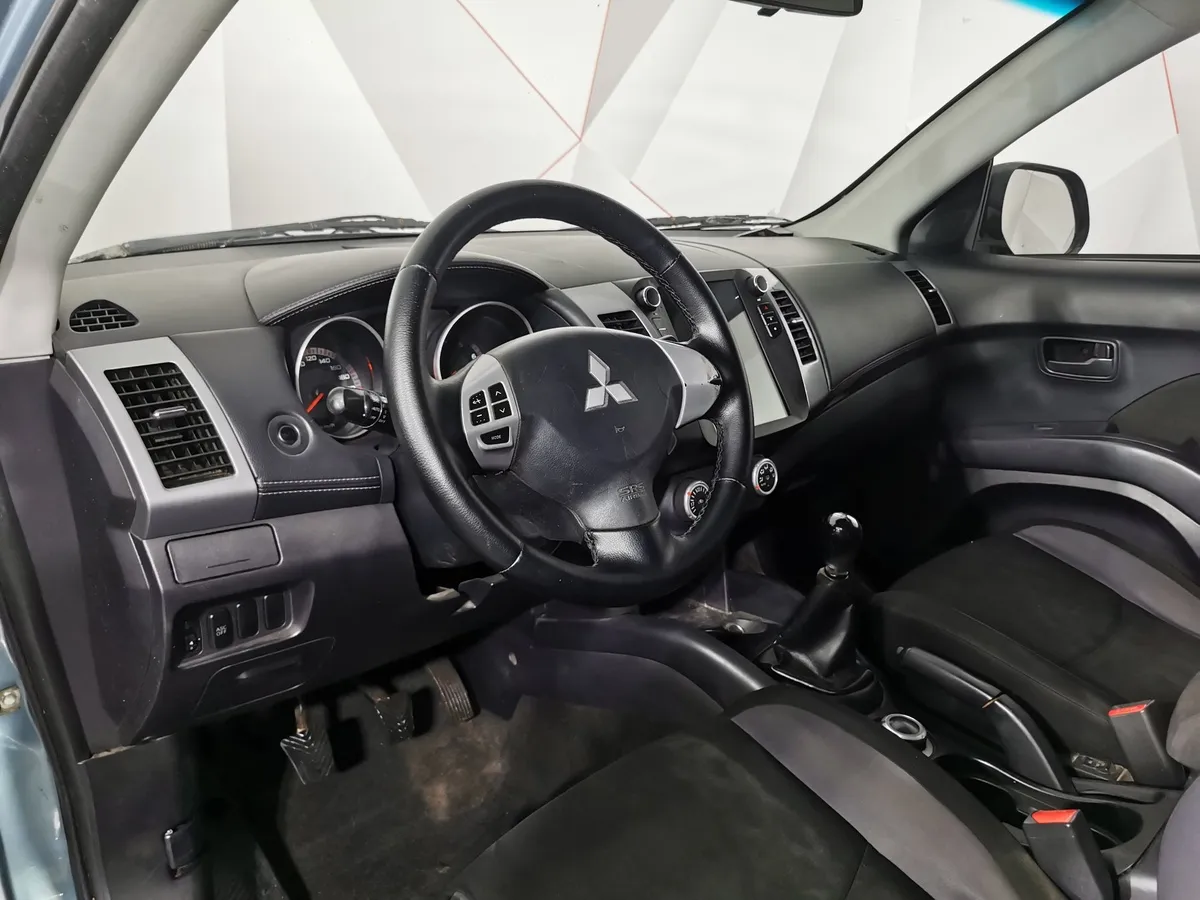Mitsubishi Outlander 2.4 CVT 4WD (170 л.с.) Серый в АВИЛОН. Слайд №15