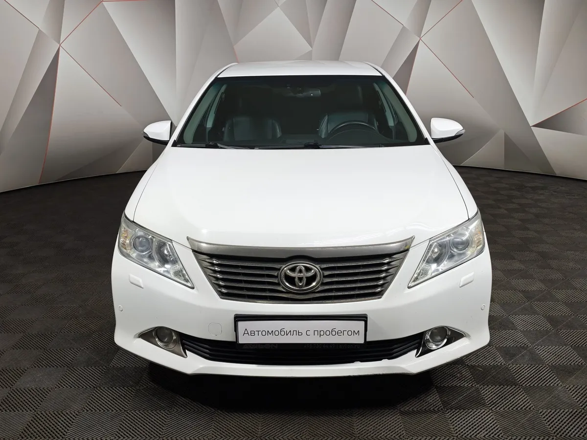 Toyota Camry 2.5 AT (181 л.с.) Белый в АВИЛОН. Слайд №7