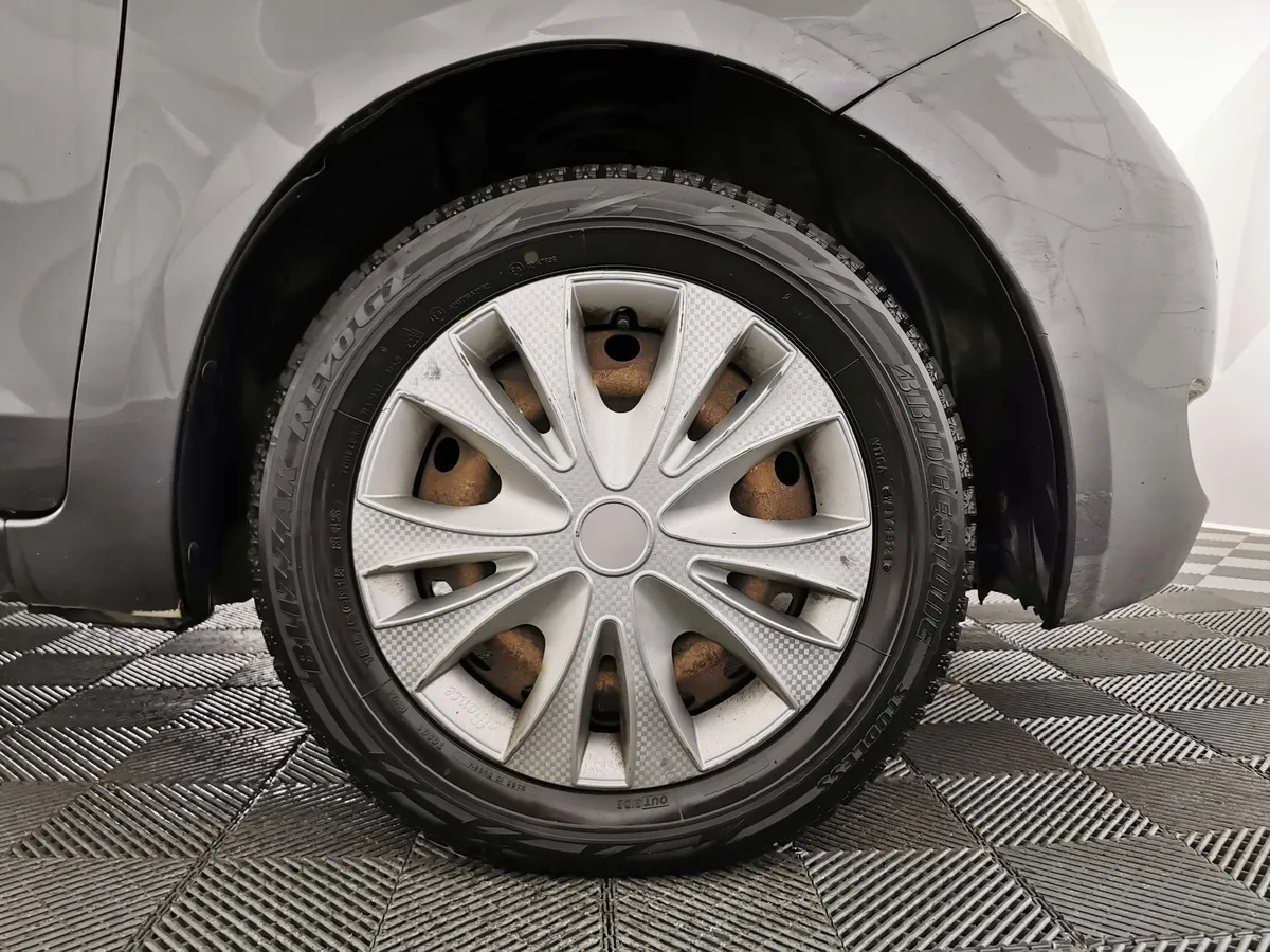 Toyota Yaris 1.3 MMT (87 л.с.) Серый в АВИЛОН. Слайд №9