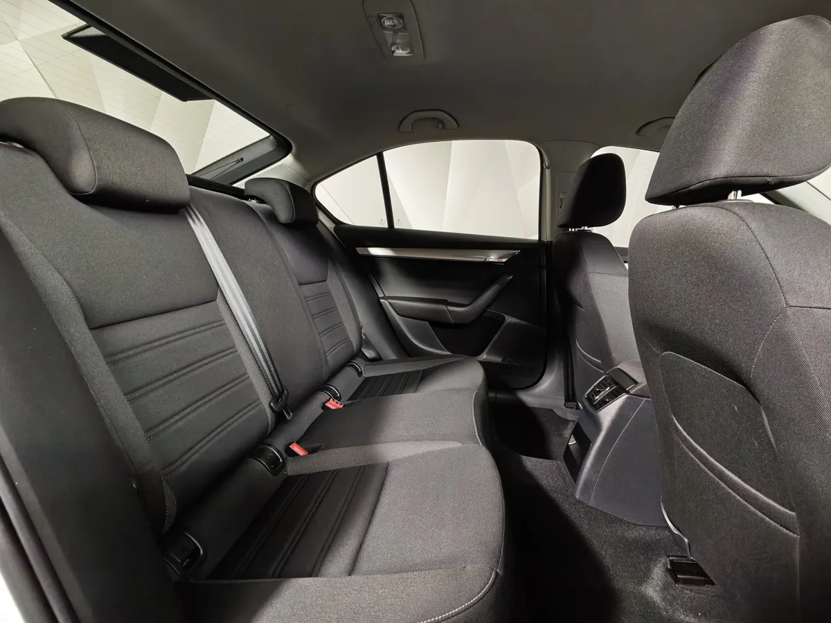 Skoda Octavia 1.6 MPI MT (110 л.с.) Белый в АВИЛОН. Слайд №16