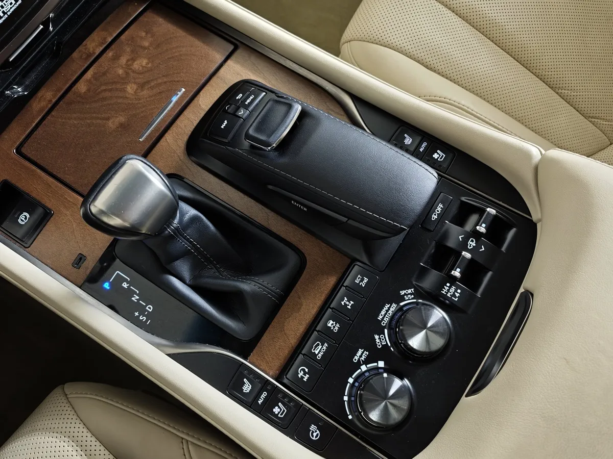 Lexus LX 570 AT (367 л.с.) Серый в АВИЛОН. Слайд №23