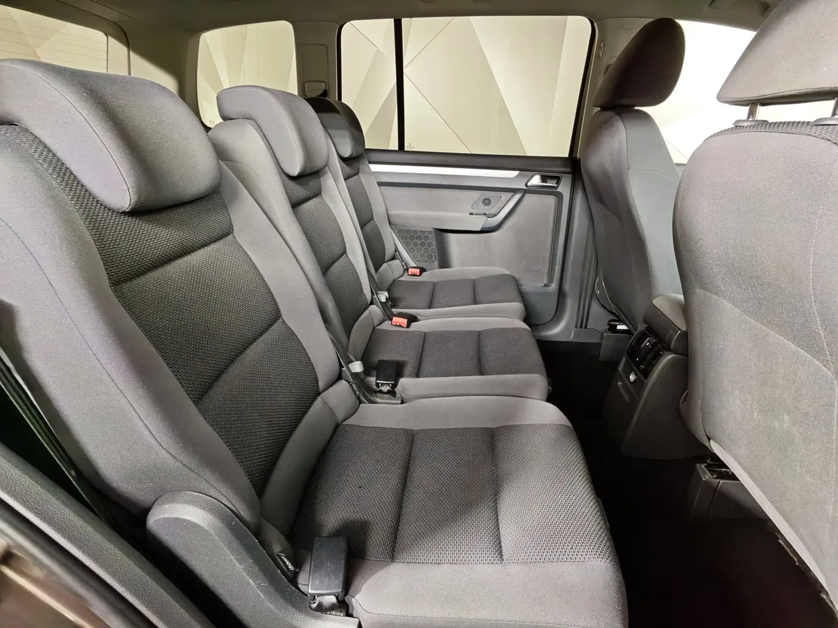 Volkswagen Touran 1.4 TSI MT (140 л.с.) Highline Коричневый в АВИЛОН. Слайд №15