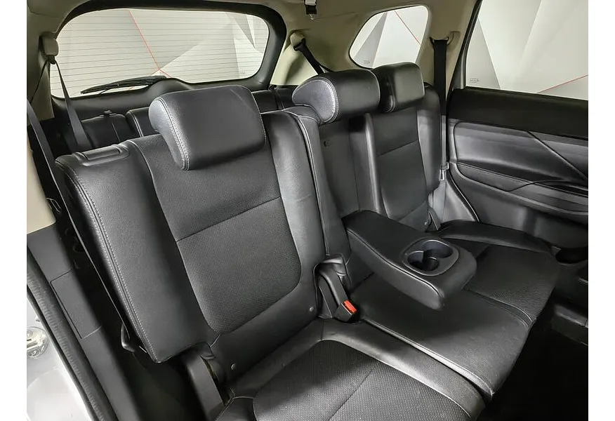 Mitsubishi Outlander 2.0 CVT 4WD (146 л.с.) Серебристый в АВИЛОН. Слайд №17