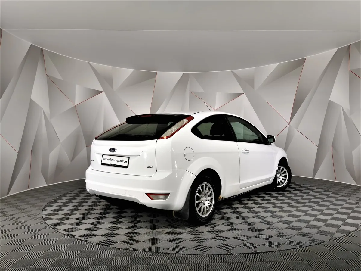 Ford Focus 1.6 MT (101 л.с.) Белый в АВИЛОН. Слайд №2