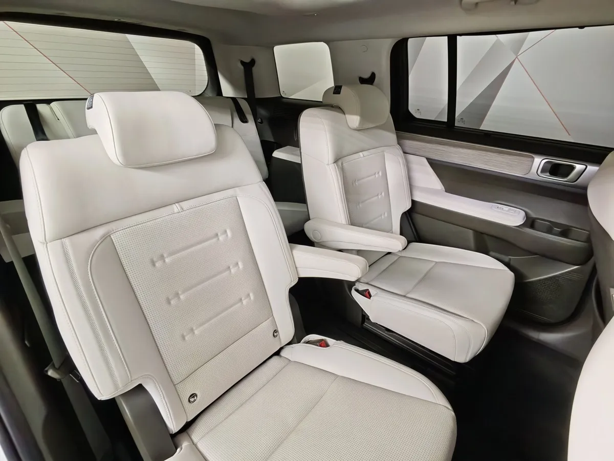 Hyundai Santa Fe 2.5 AT 4WD 6 seats (194 л.с.) Calligraphy Белый в АВИЛОН. Слайд №16