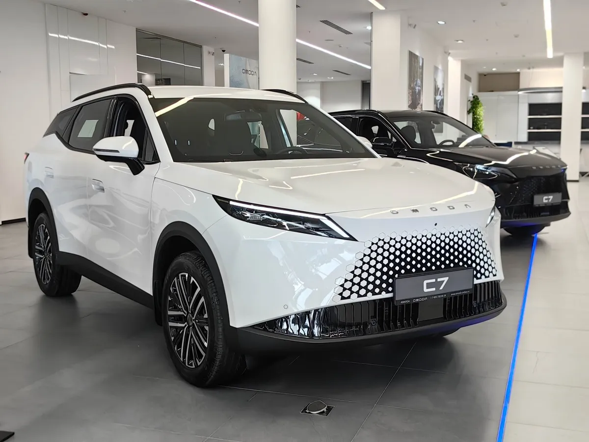 OMODA C7 1.6 DCT (150 л.с.) Драйв Белый в АВИЛОН. Слайд №2