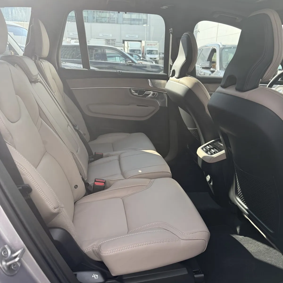 Volvo XC90 2.0 B6 mild hybrid AT AWD (7 мест) (300 л.с.) Ультра темный Серебристый в АВИЛОН. Слайд №7