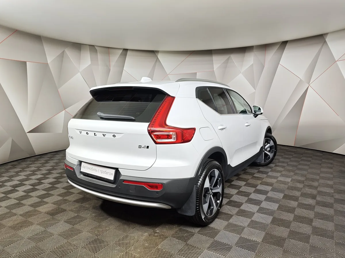 Volvo XC40 2.0 B4 AT AWD (190 л.с.) Deluxe Белый в АВИЛОН. Слайд №2
