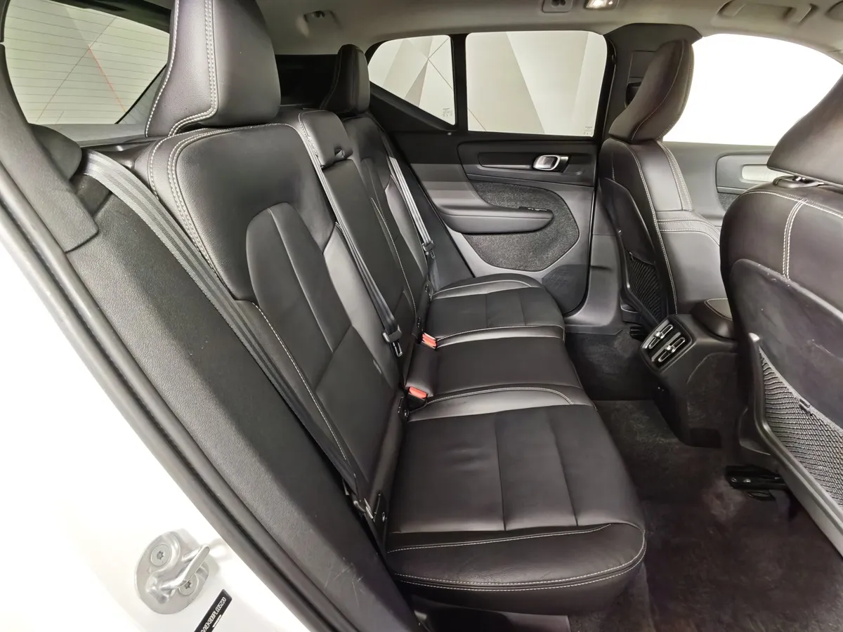 Volvo XC40 2.0 B4 AT AWD (190 л.с.) Deluxe Белый в АВИЛОН. Слайд №16