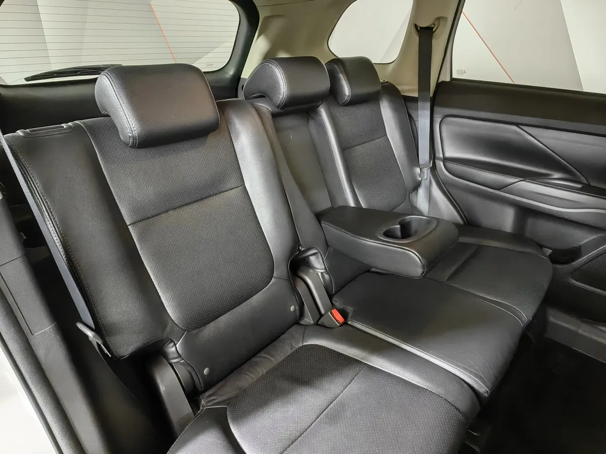 Mitsubishi Outlander 3.0 AT 4WD (230 л.с.) Белый в АВИЛОН. Слайд №17