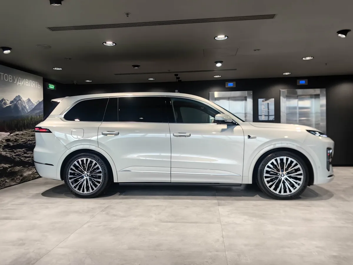 Deepal S09 1.5h AT 4WD (492 л.с.) 5 мест Techno Серебристый в АВИЛОН. Слайд №3