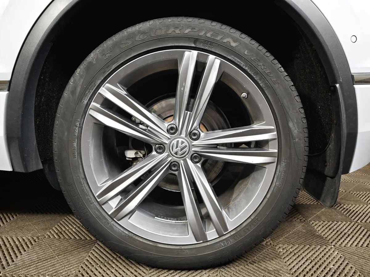 Volkswagen Tiguan 2.0 TSI 4Motion DSG (220 л.с.) R-Line Белый в АВИЛОН. Слайд №9