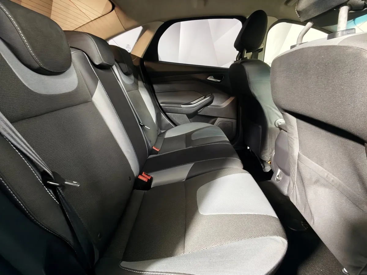 Ford Focus 1.6 Ti-VCT PowerShift (125 л.с.) Trend Черный в АВИЛОН. Слайд №16