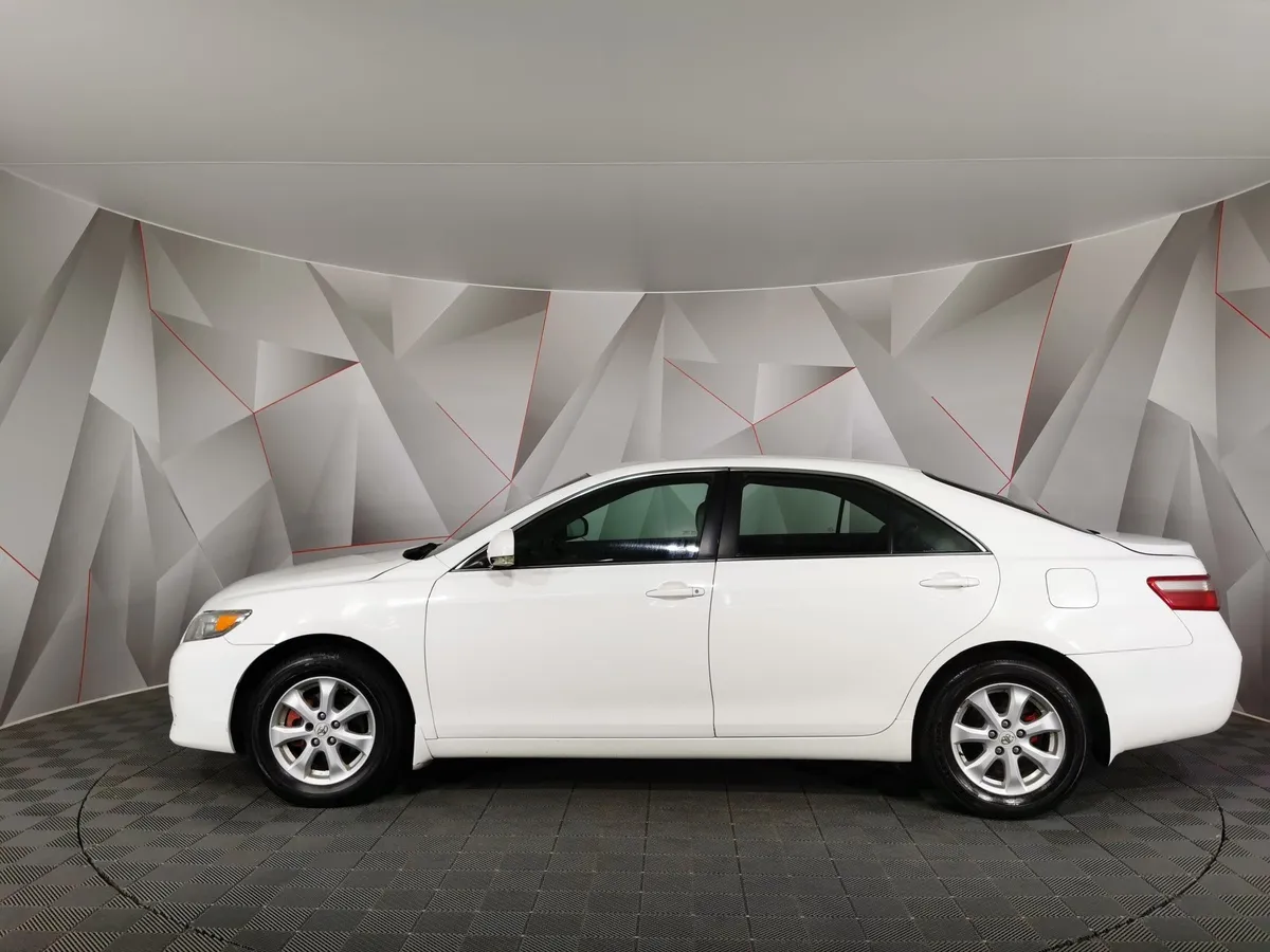 Toyota Camry 2.4 VVT-i AT (167 л.с.) Белый в АВИЛОН. Слайд №5