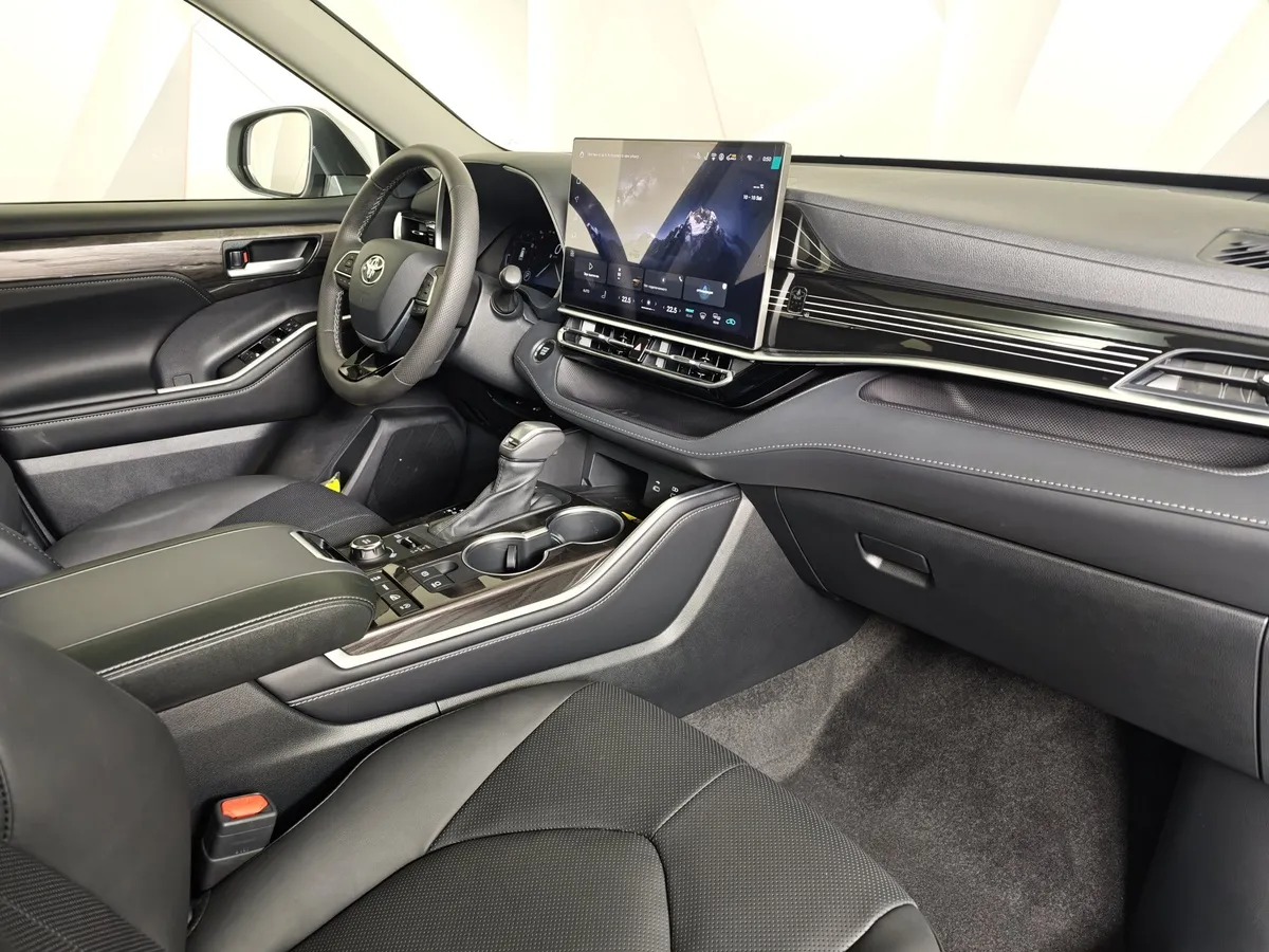 Toyota Highlander 2.0T AT 4WD (248 л.с.) Noble Version Белый в АВИЛОН. Слайд №13