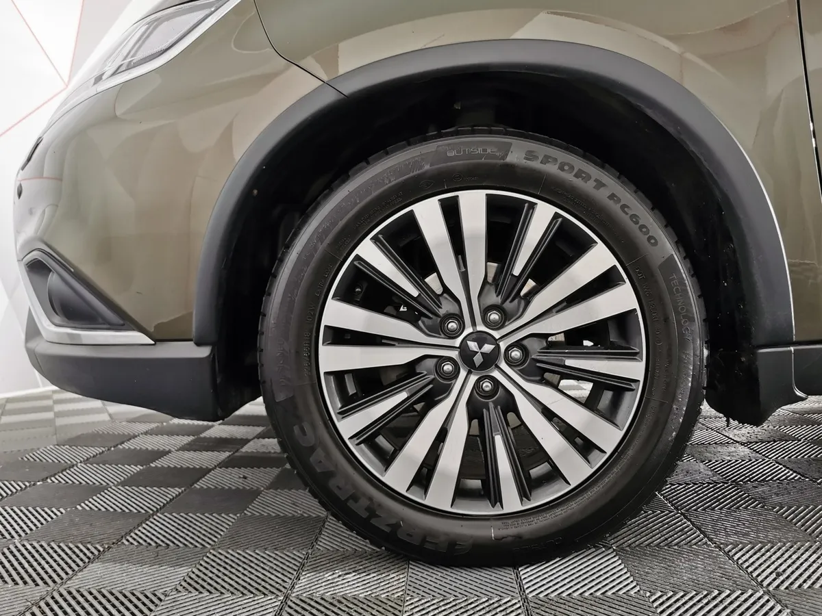 Mitsubishi Outlander 2.4 MIVEC CVT 4WD 7 мест (167 л.с.) Ultimate Коричневый в АВИЛОН. Слайд №9